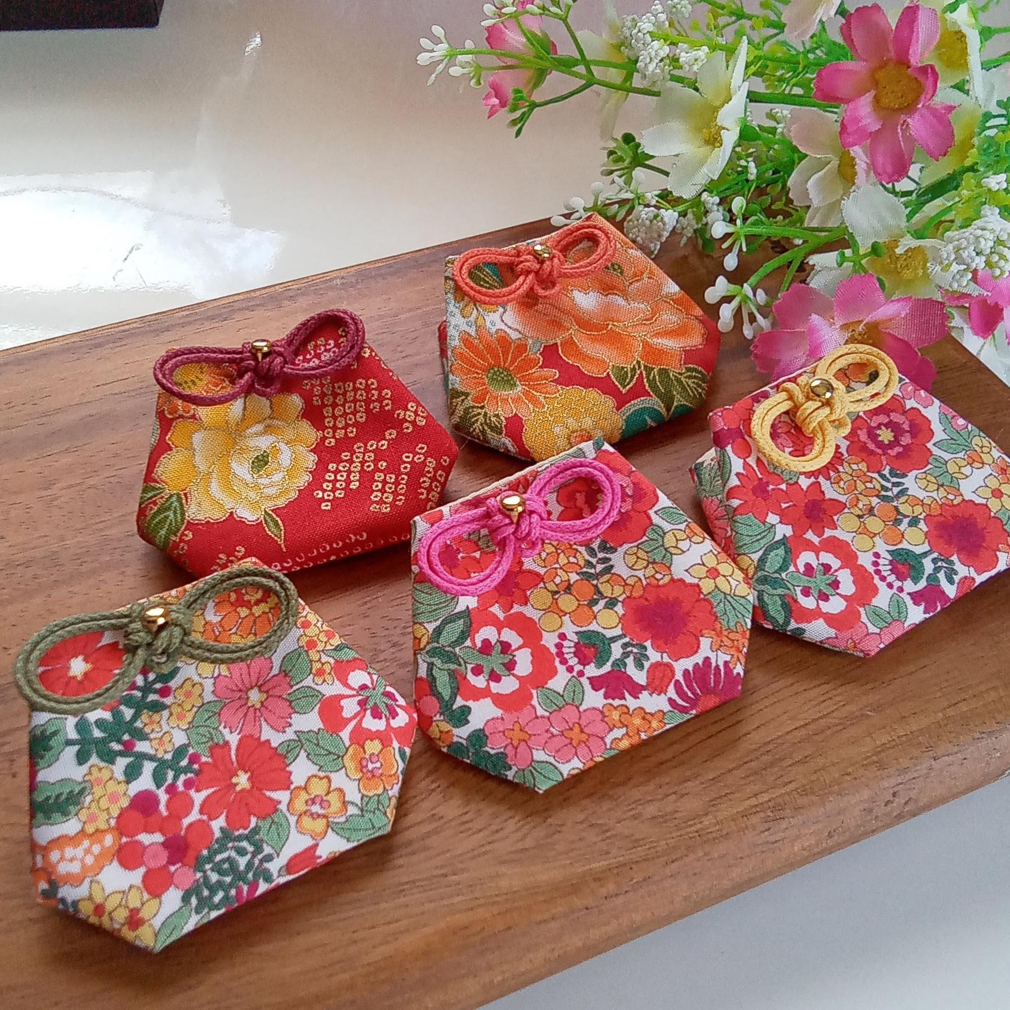 小さいサイズのお守り袋 ミニ丸シリーズ 和柄綿生地1枚目の画像